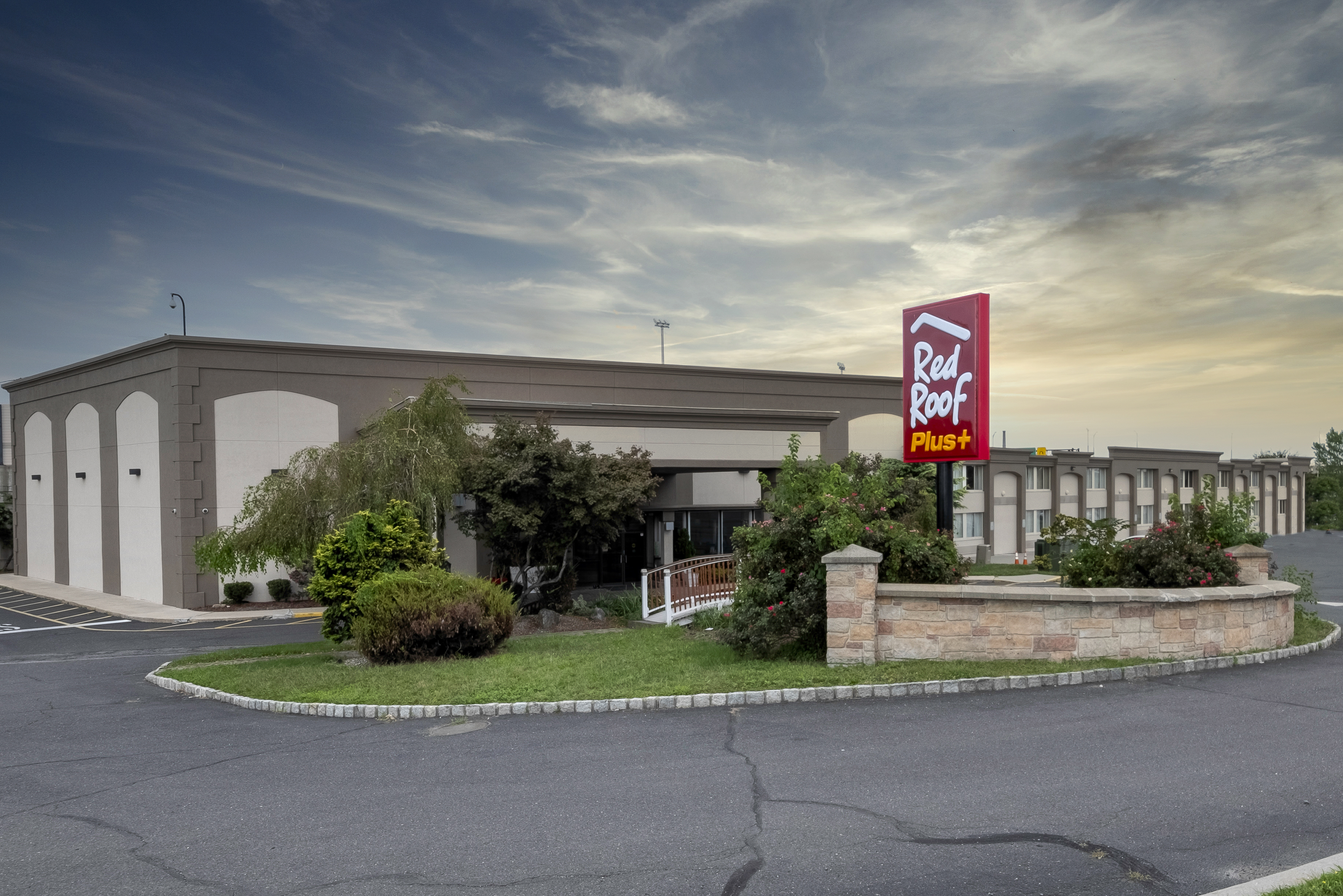 Cheap Hotel in Newark – Carteret, NJ 07008 | Red Roof