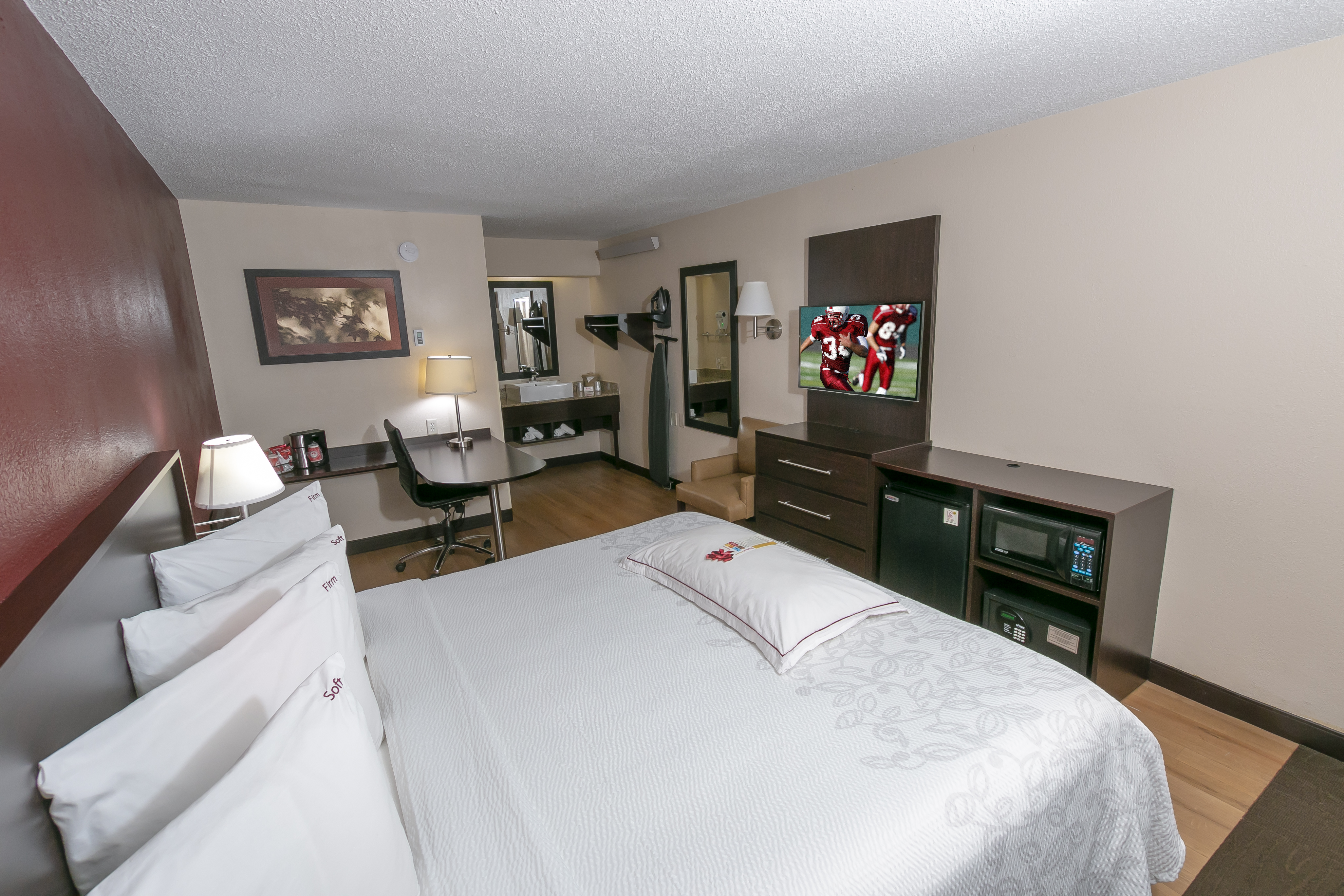 Red Roof PLUS+ Pittsburgh South - Airport - Hotel in Kennedy Township, PA