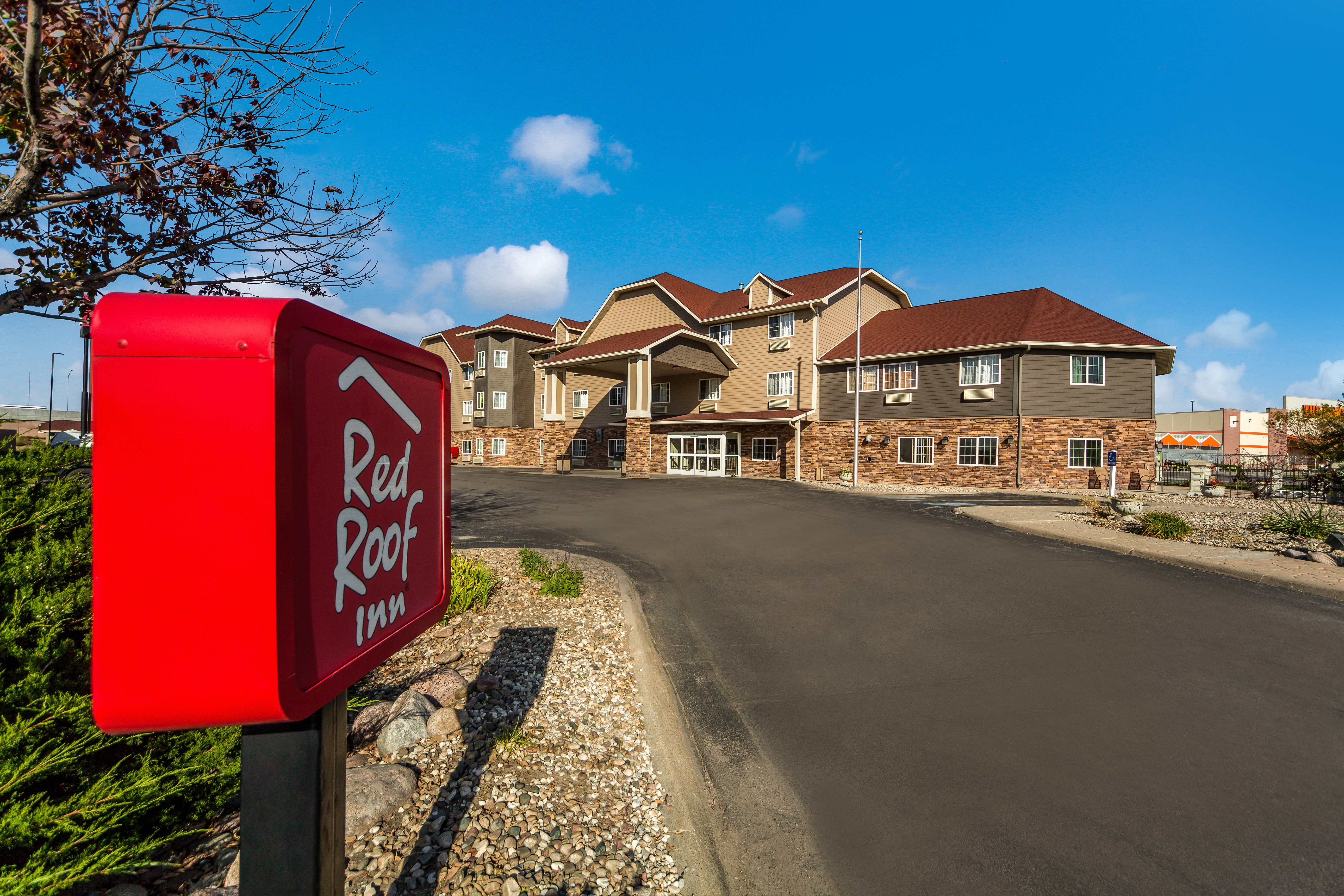 Pet-Friendly Hotel in Council Bluffs, IA 51501 | Red Roof