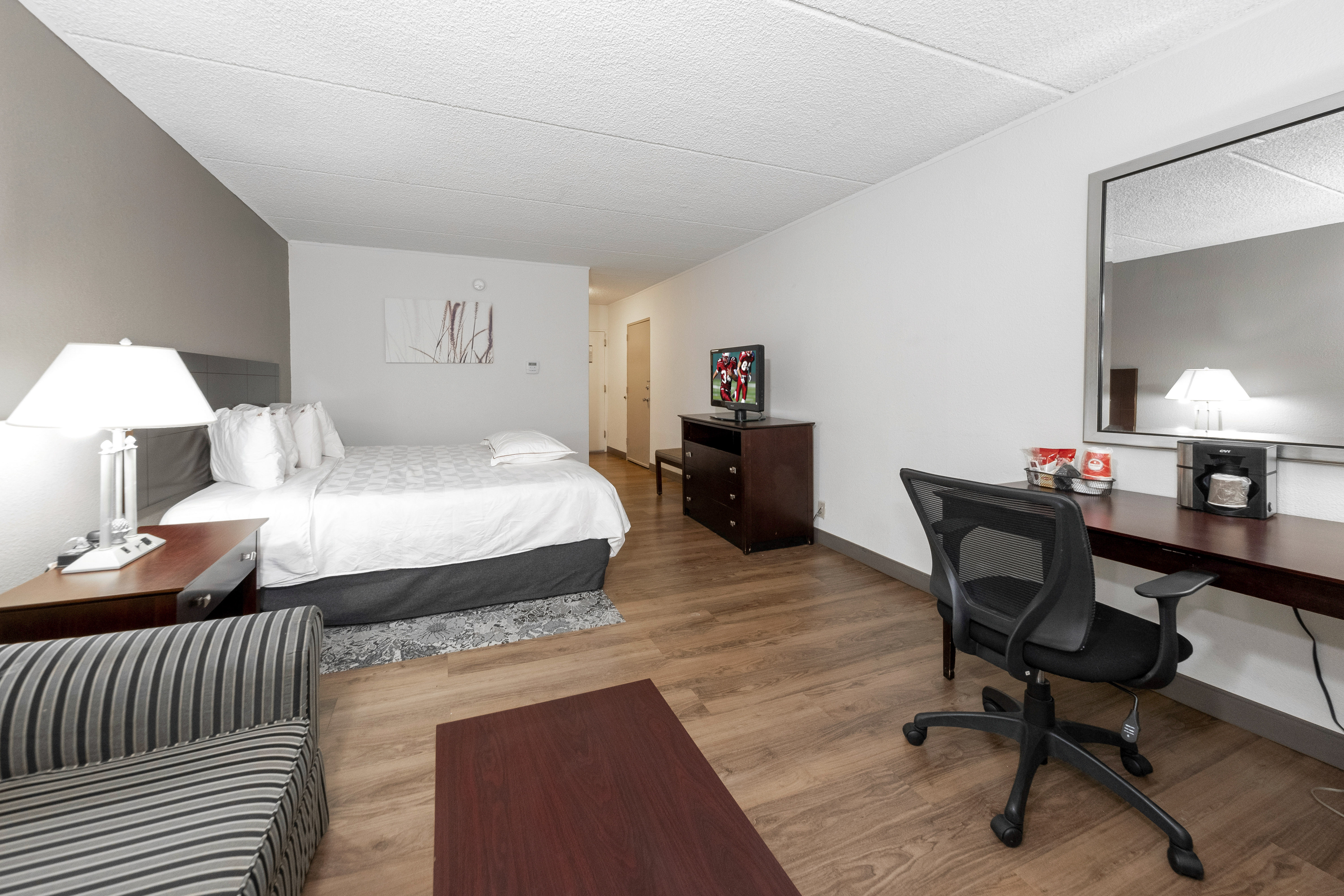 Cheap Hotel in Newark – Carteret, NJ 07008 | Red Roof