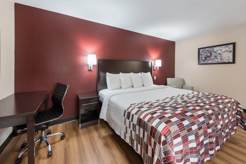 Pet Friendly, Budget Hotel in Findlay, OH 45840 Red Roof Inn