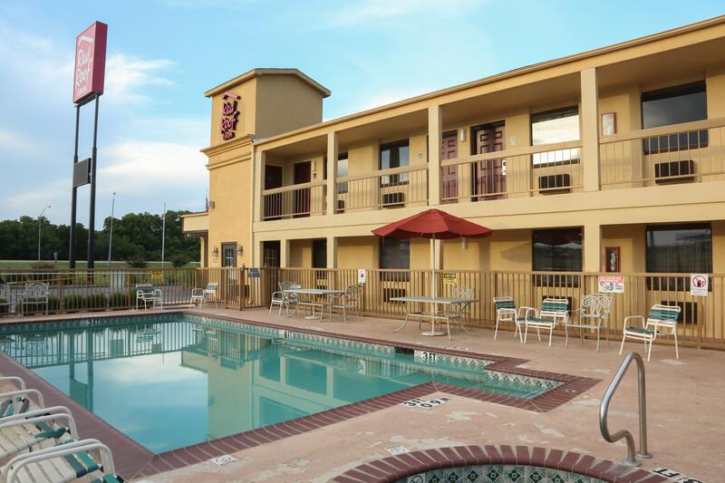 Budget Pet Friendly Hotel in Ardmore - Webimage 433 Pool 3