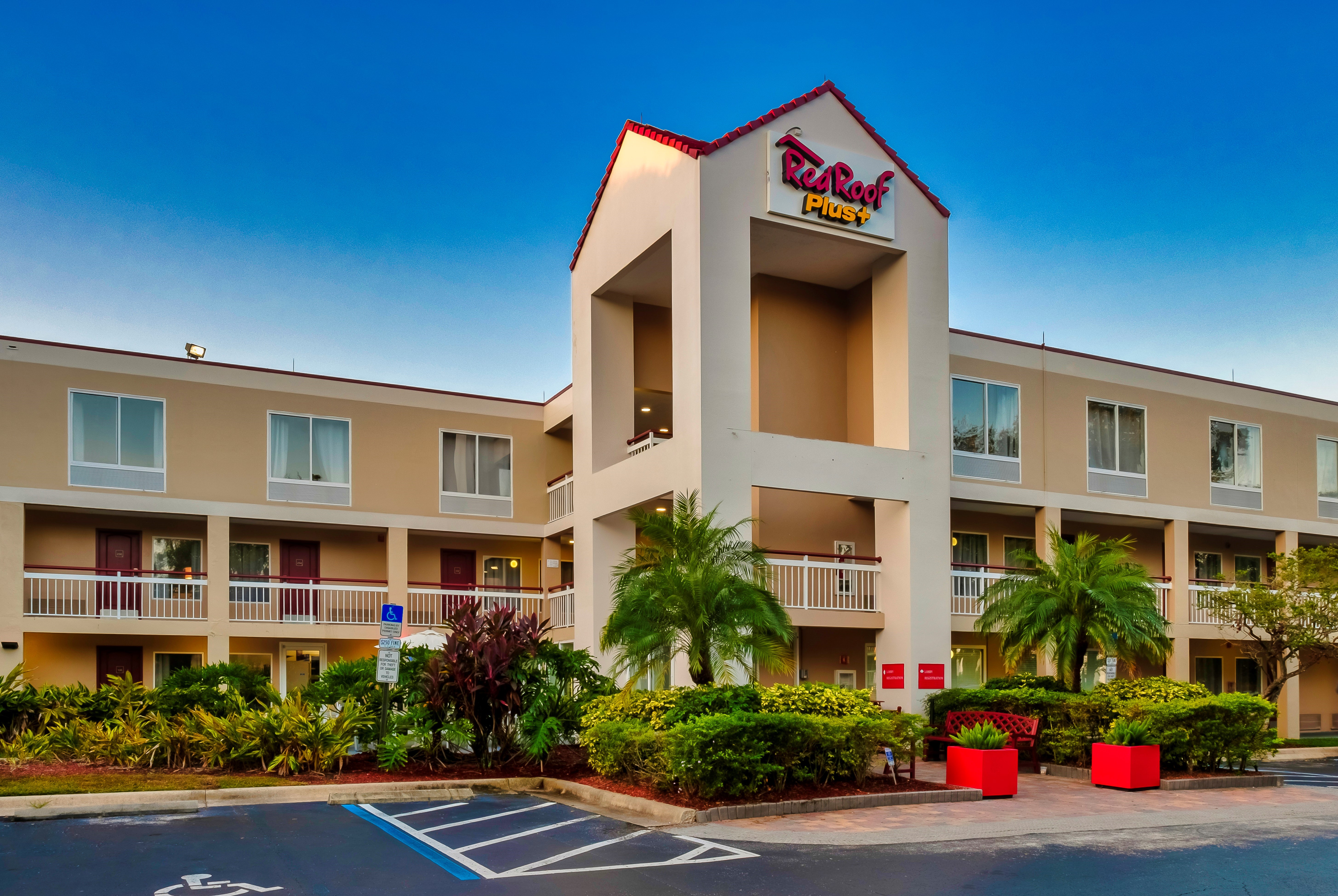 Pet-Friendly Hotels in Orlando, | Red Roof PLUS+