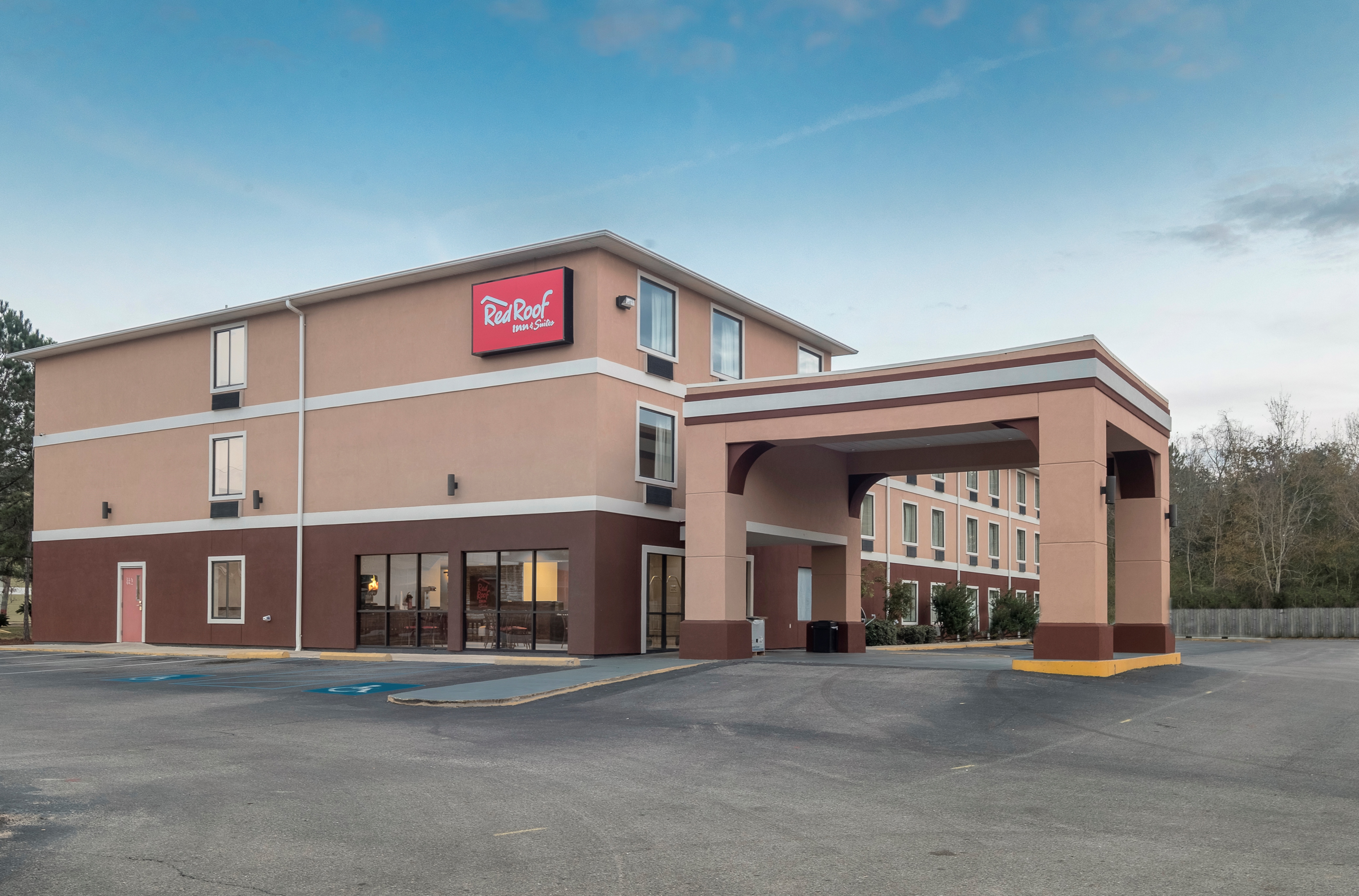 Pet Friendly Hotel in Biloxi, MS | Red Roof Inn & Suites