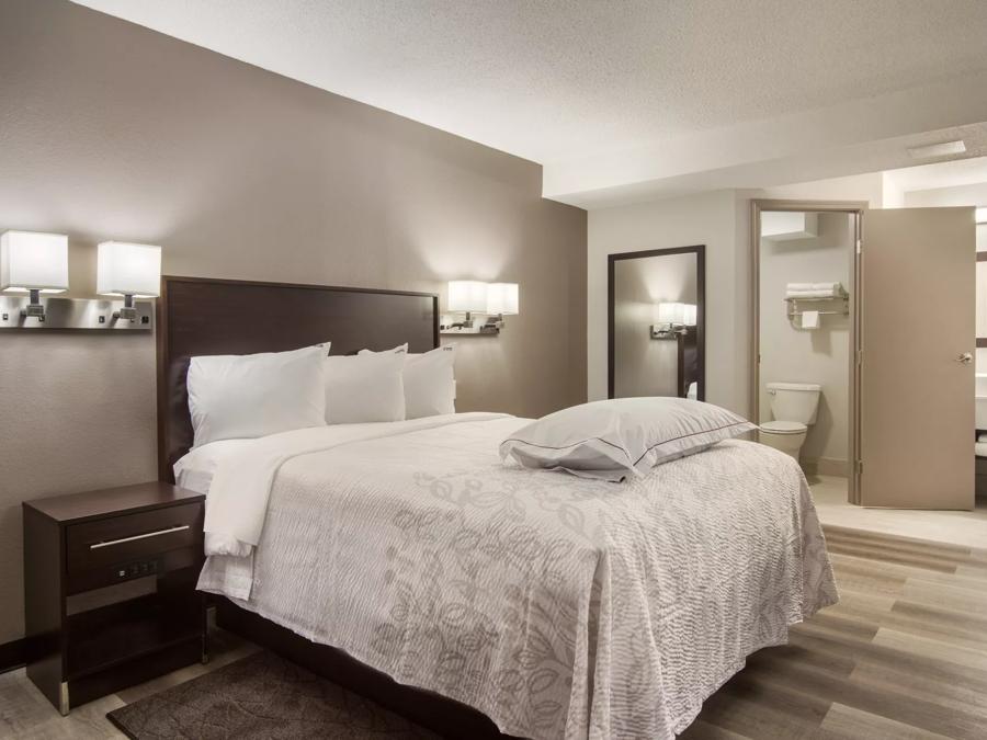 Red Roof PLUS+ & Suites Erie  Premium Suite 3 Queen Beds with Kitchenette Smoke Free Image