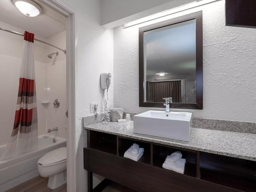 Red Roof Inn Atlanta – Smyrna/Ballpark Superior King Bathroom Image