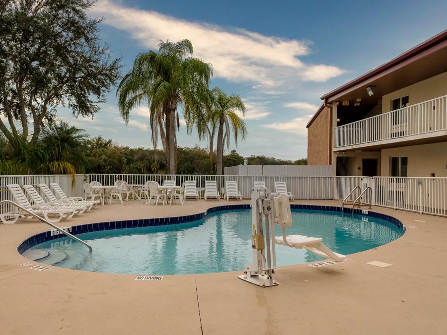 Red Roof Inn Ellenton - Bradenton NE Outdoor Swimming Pool Image