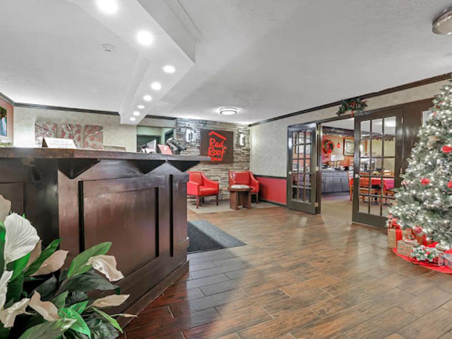 Red Roof Inn Uhrichsville Front Desk and Lobby Area Image