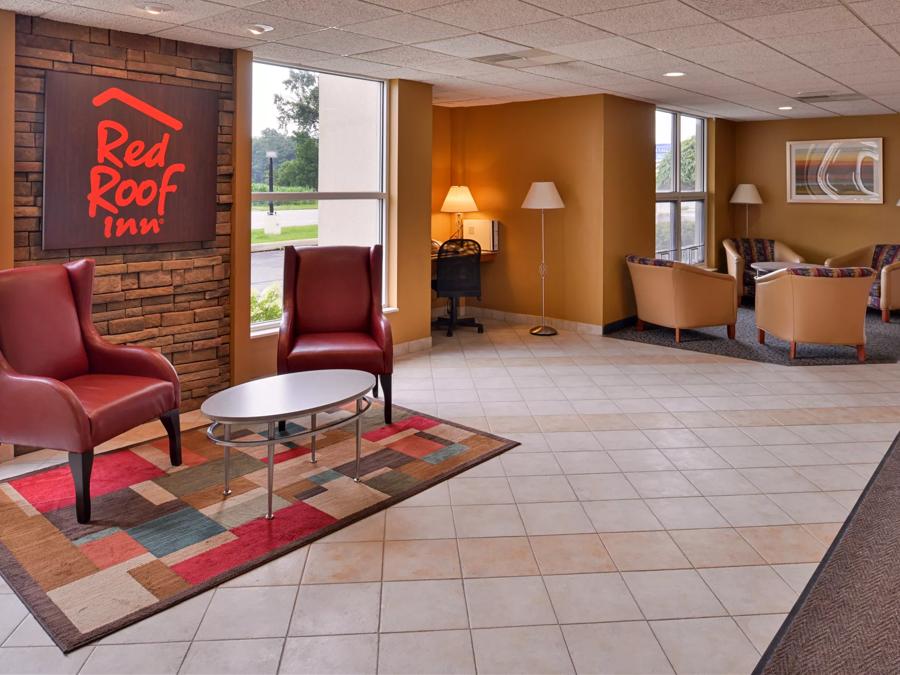 Red Roof Inn Sandusky - Milan Lobby Sitting Area Image