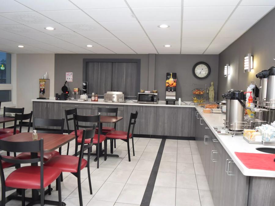 Red Roof Inn Batavia Breakfast Image