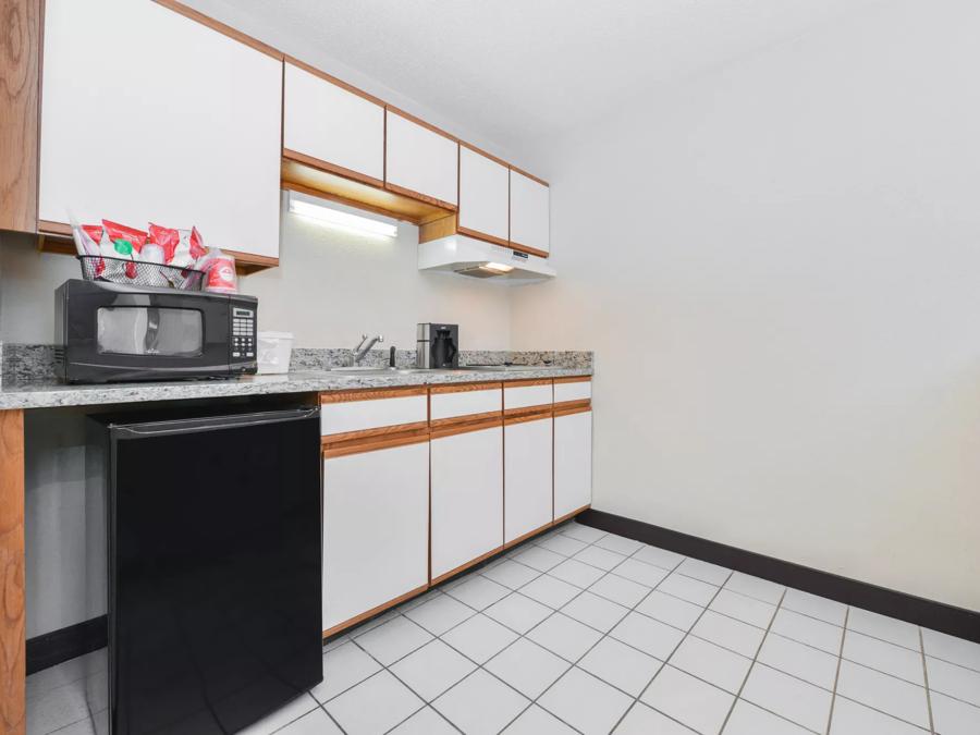 Red Roof PLUS+ & Suites Guilford Kitchenette Image