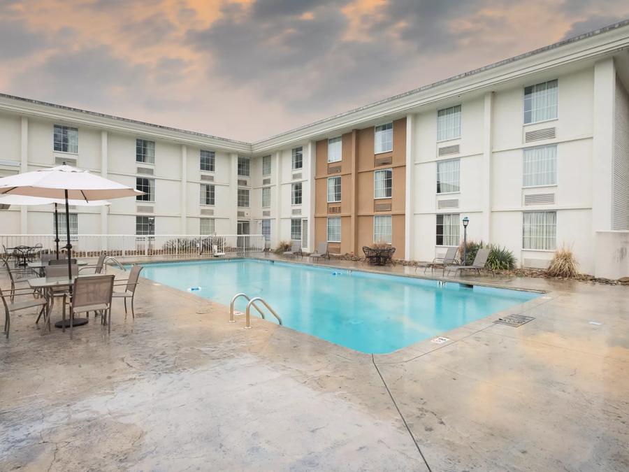 Red Roof Inn Knoxville Central - Papermill Road Outdoor Swimming Pool Image