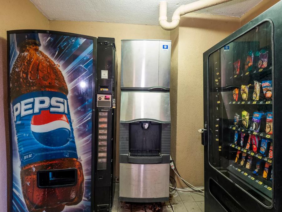 Red Roof Inn Augusta - Washington Road Vending Image