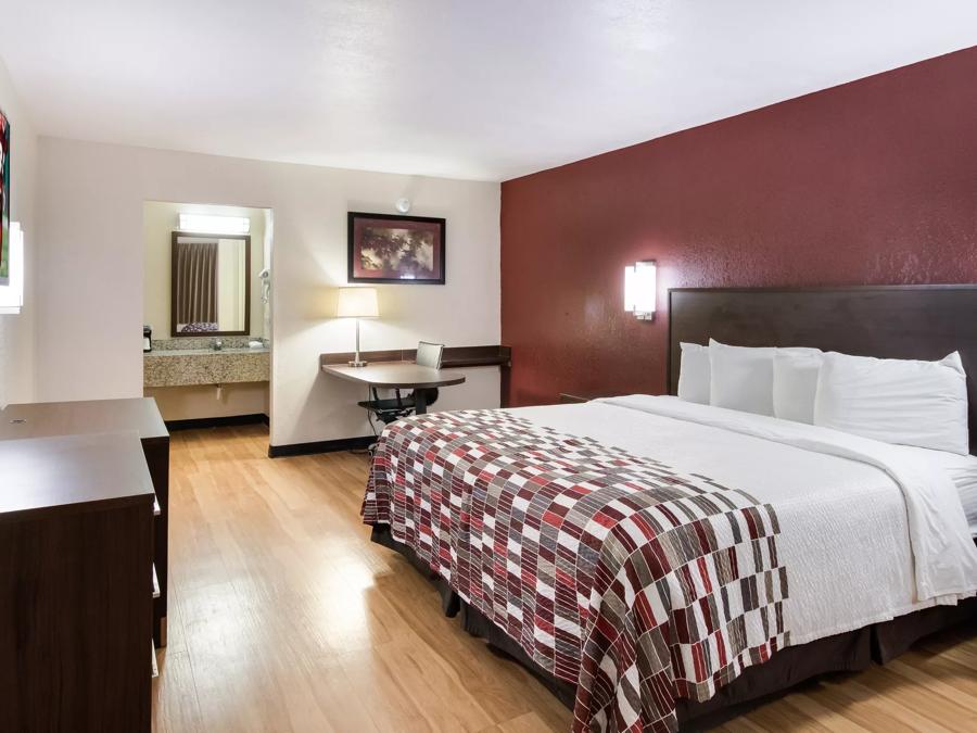 Red Roof Inn & Suites Commerce - Athens Single King Room Image