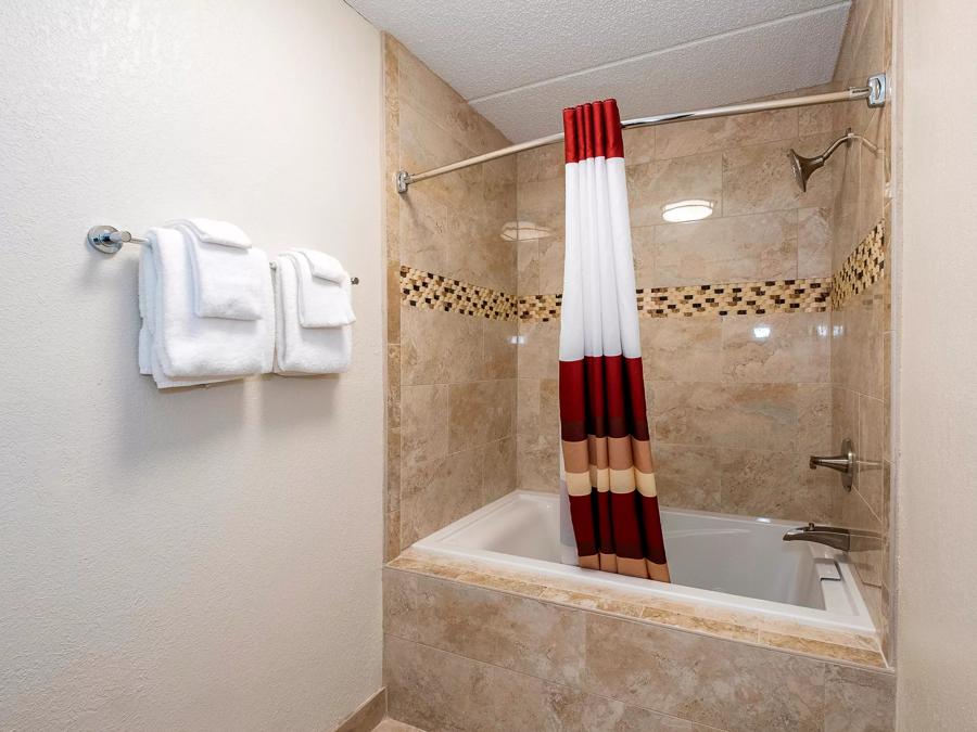 Red Roof PLUS+ & Suites Knoxville West-Cedar Bluff King Suite with Kitchenette & Jetted Tub Bathroom Image