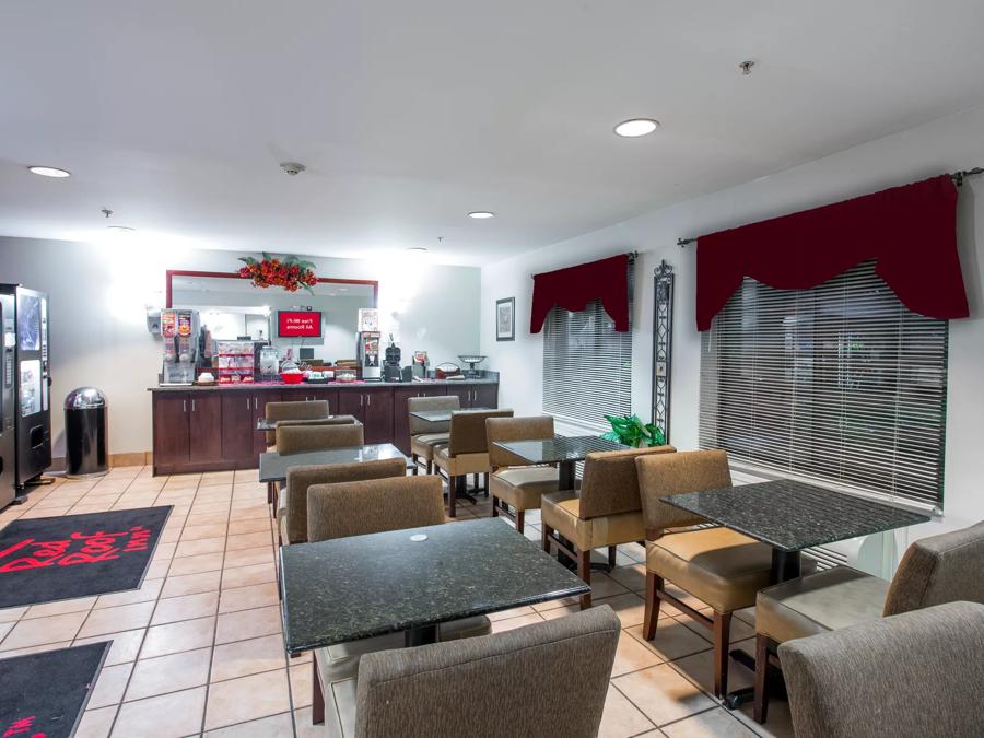 Red Roof Inn & Suites Savannah Airport Front Desk and Lobby Sitting Area Image