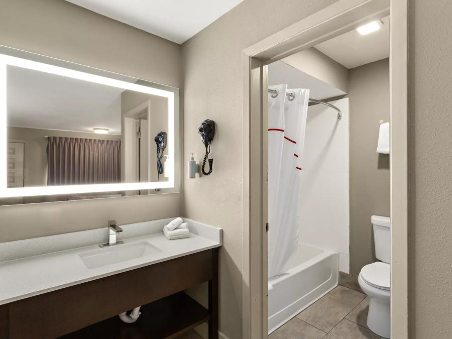 Red Roof Inn Redding Superior King Room Smoke Free Bathroom Image