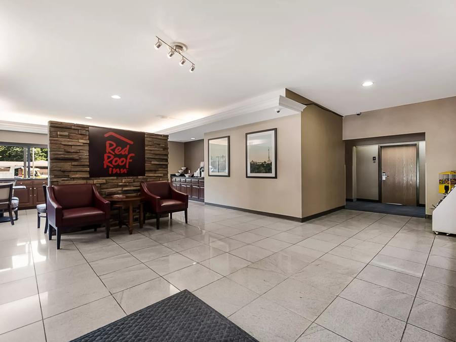 Red Roof Inn Newport News - Yorktown Lobby Sitting Area Image