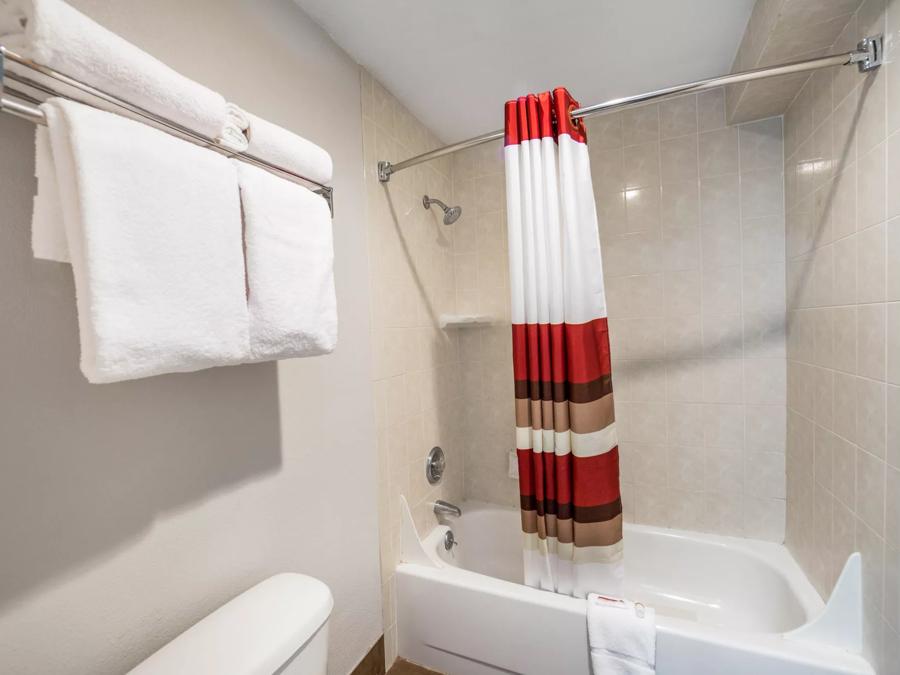 Red Roof Inn & Suites Medford - Airport Suite 2 Queen Beds Smoke Free Bathroom Image