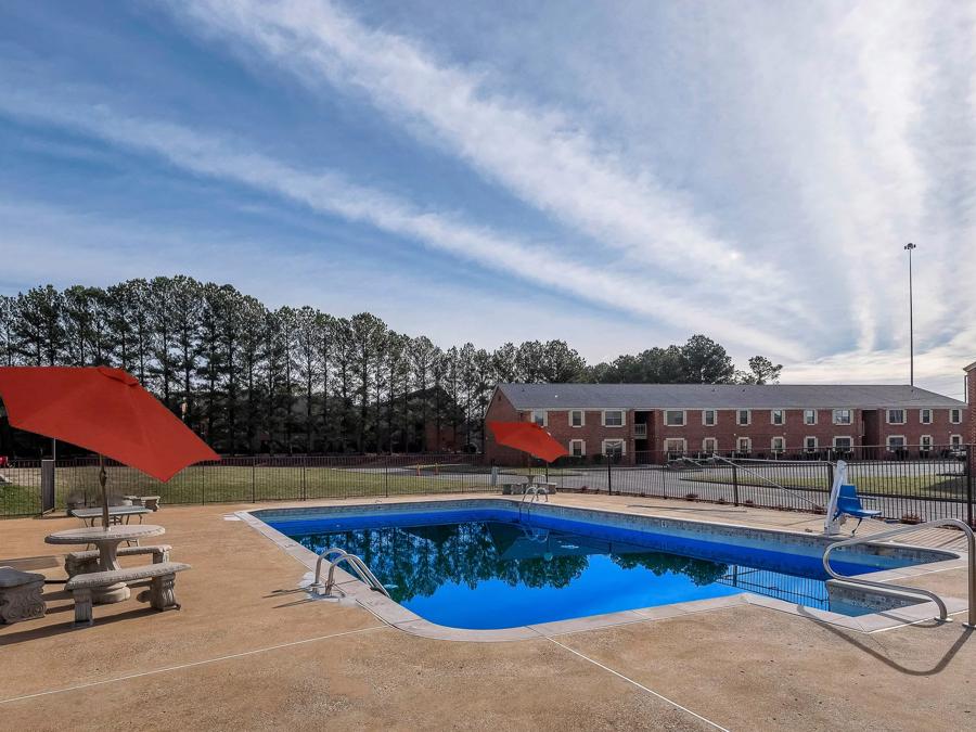 Red Roof PLUS+ Huntsville - Madison Pool Image