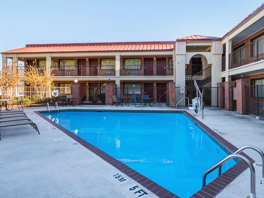 Red Roof Inn & Suites Scottsboro Pool Image