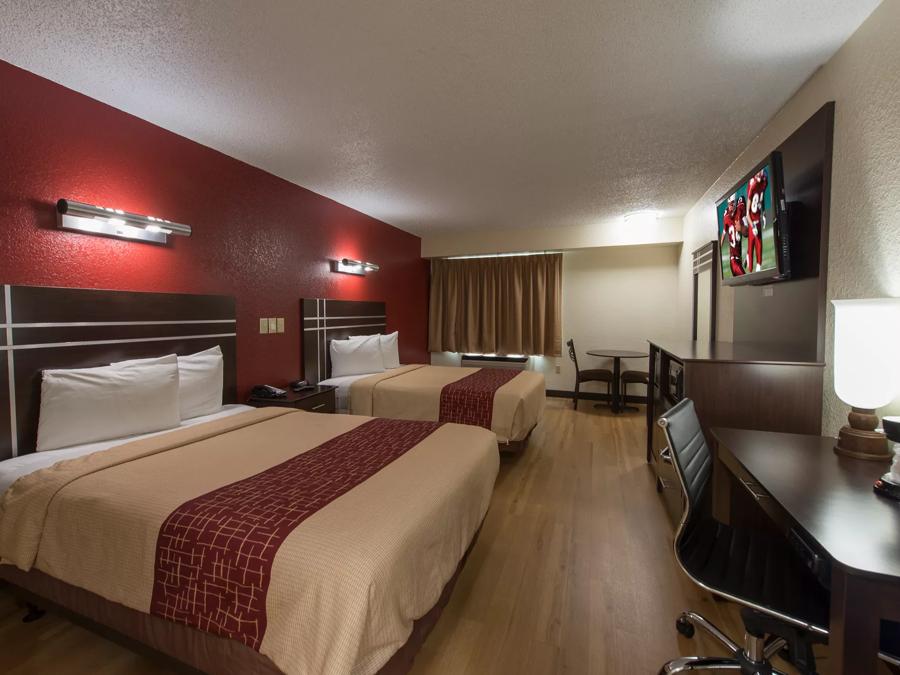 Red Roof Inn Houston - Brookhollow Deluxe 2 Queen Beds with Kitchenette Non-Smoking Image
