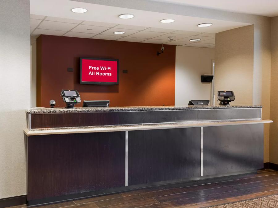 Red Roof PLUS+ Long Island - Garden City Front Desk Image