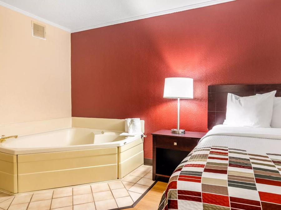 Red Roof Inn Ashtabula - Austinburg Superior King with Jetted Tub Non-Smoking Amenities Image