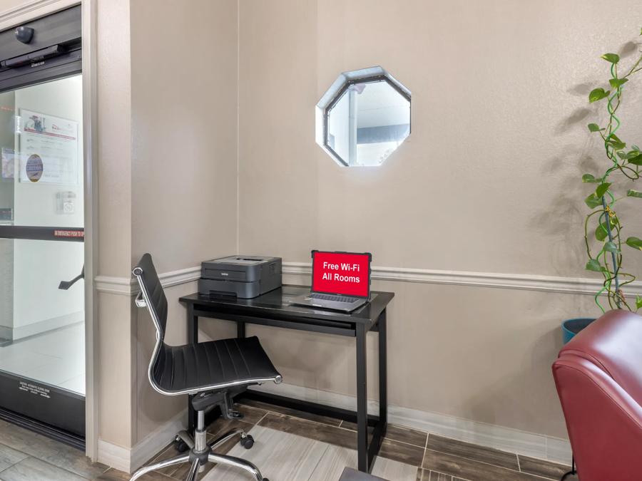 Red Roof Inn & Suites Clinton, MS Business Center Image