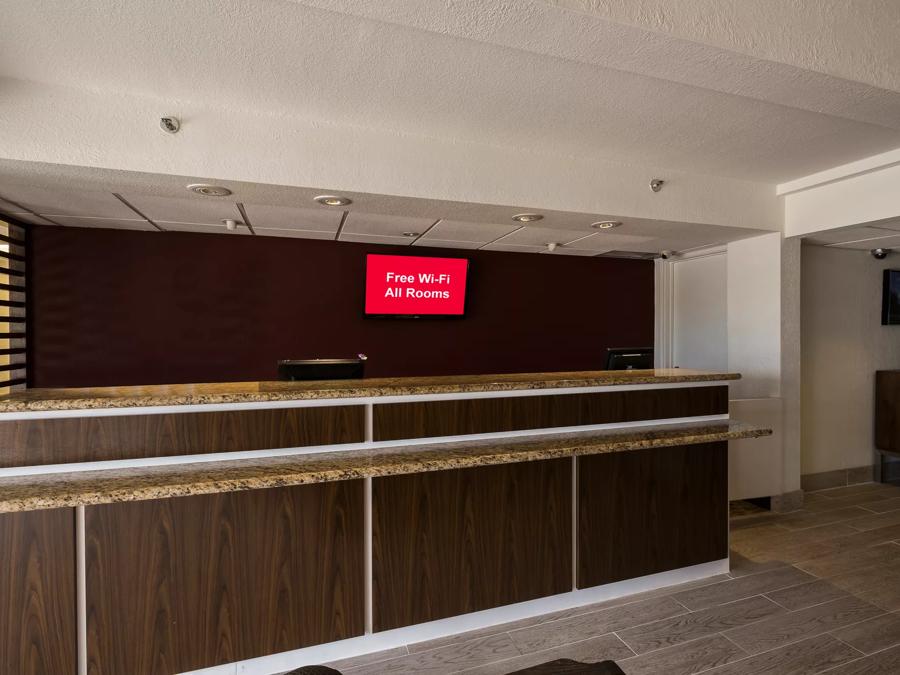 Red Roof PLUS+ Houston - Energy Corridor Front Desk Image