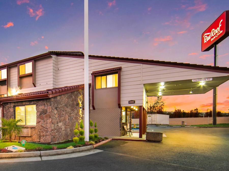 Red Roof Inn & Suites Medford - Airport Exterior Image