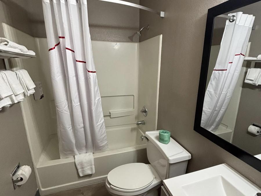 Red Roof Inn & Suites Hammond, IN Superior 2 Full Beds Non-Smoking Bathroom Image