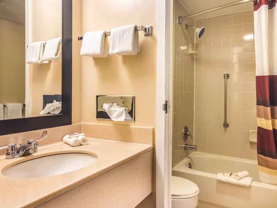 Red Roof Inn Ashtabula - Austinburg Superior King with Jetted Tub Non-Smoking Bathroom Image