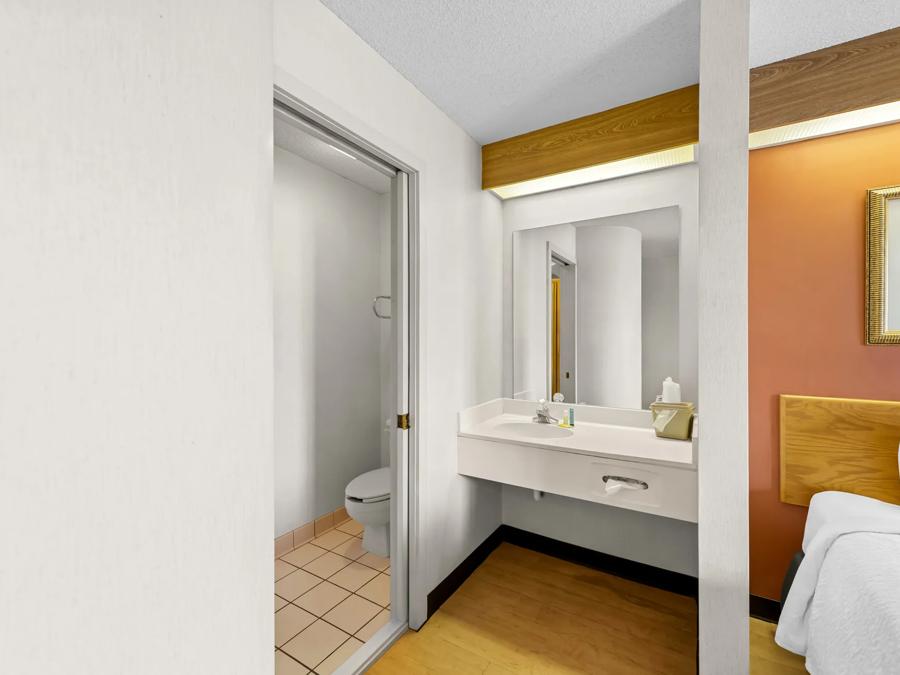 2 Beds Non-Smoking Bathroom Image