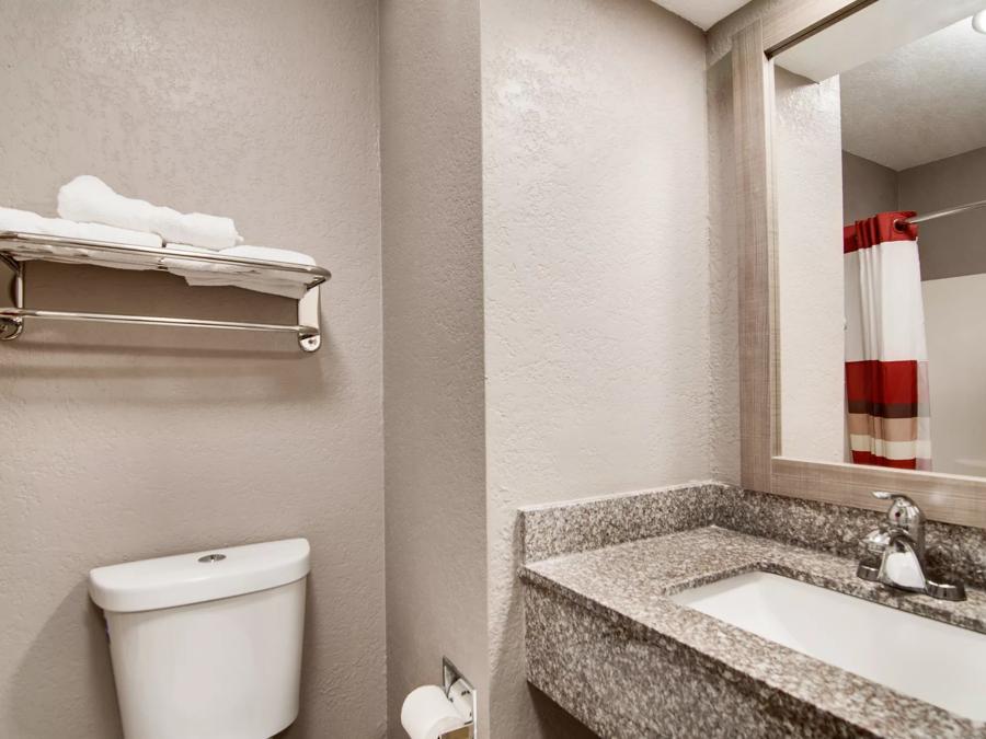 Red Roof Inn & Suites Pensacola - NAS Corry Non-Smoking Bathroom Image