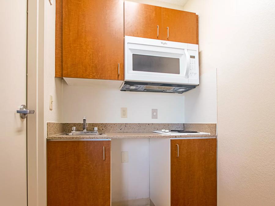 HomeTowne Studios Denver - Lakewood West 2 Bedroom Suite 1 Full Bed Non-Smoking Kitchen Image