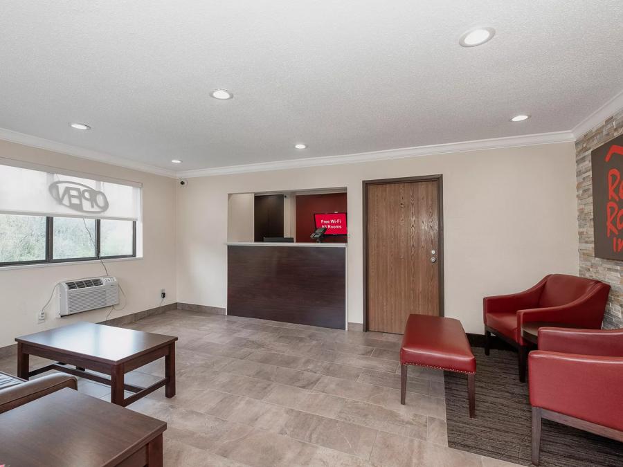 Red Roof Inn Bristol Front Desk and Lobby Area Image