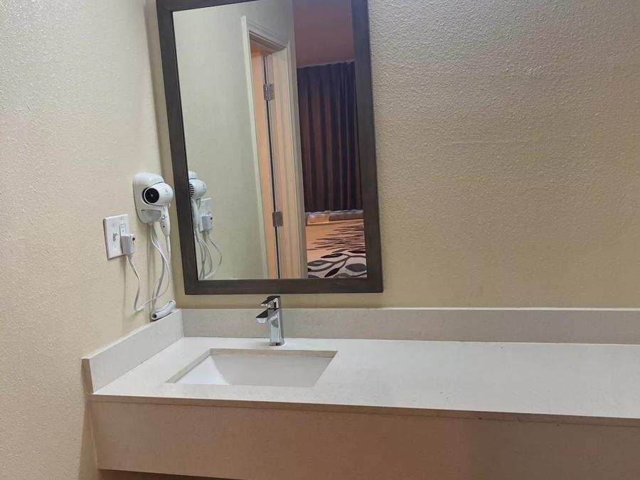 Red Roof Inn Haltom City Bathroom Image