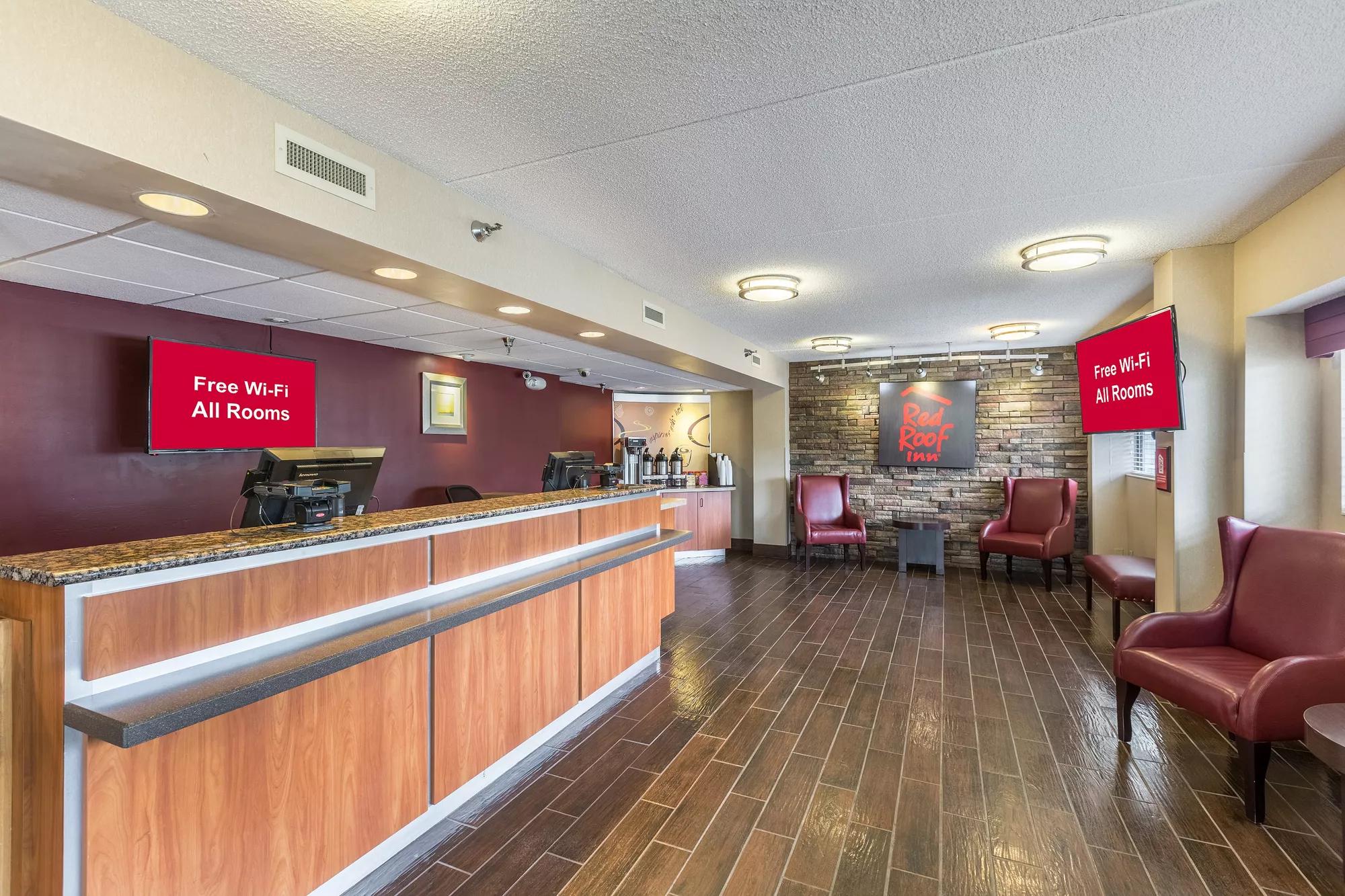 Red Roof Inn Minneapolis - Plymouth Front Desk and Lobby Image