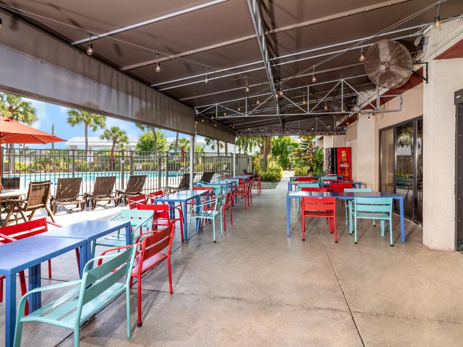 Red Roof PLUS+ Miami Airport Courtyard Image