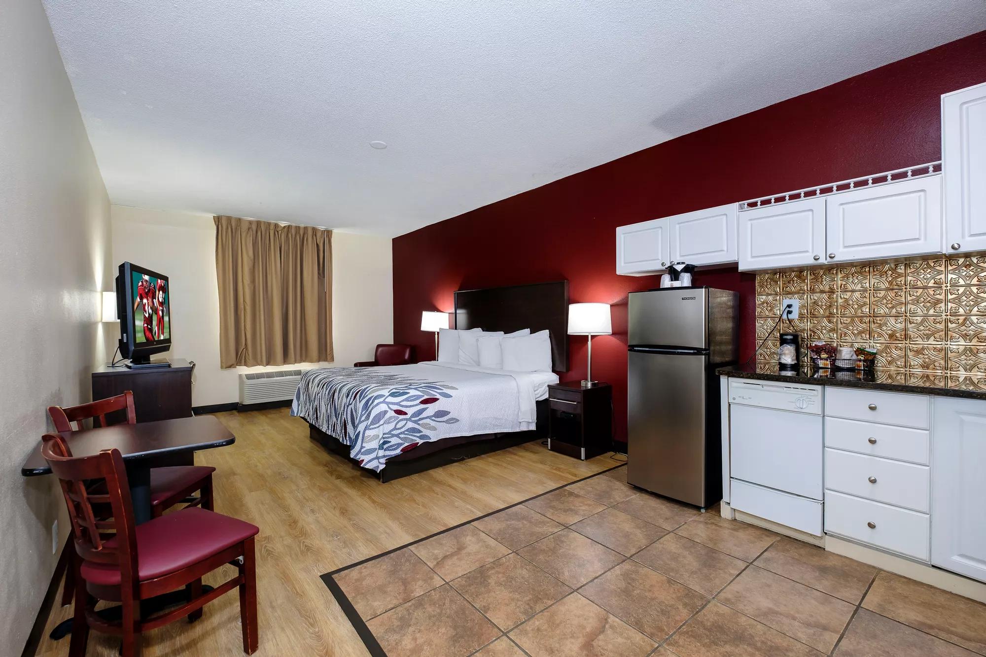 Red Roof Inn & Suites Jacksonville, NC Single King Image