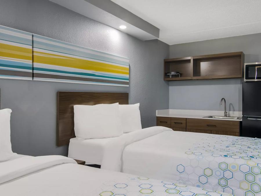  HomeTowne Studios & Conference Center Chicago – N Aurora/ Naperville Studio 2 Full Image 