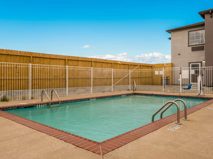 Red Roof Inn & Suites Lake Charles Pool Image