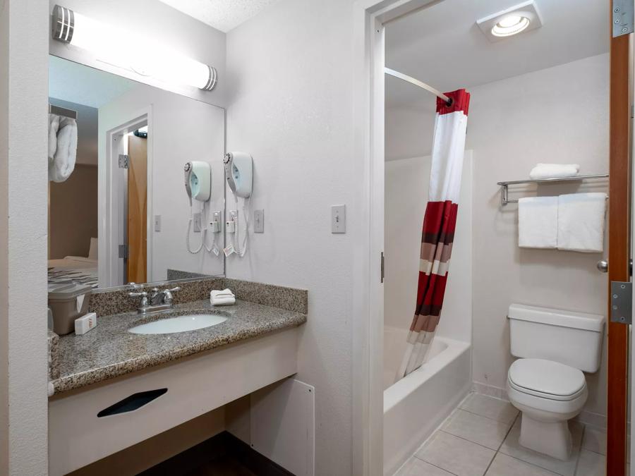 Red Roof Inn Clifton Park Deluxe 2 Queen Beds Smoke Free Bathroom