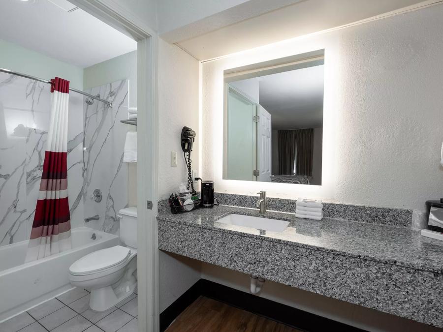 Red Roof Inn Gulf Shores Suite 2 Full Beds Non-Smoking Bathroom Image