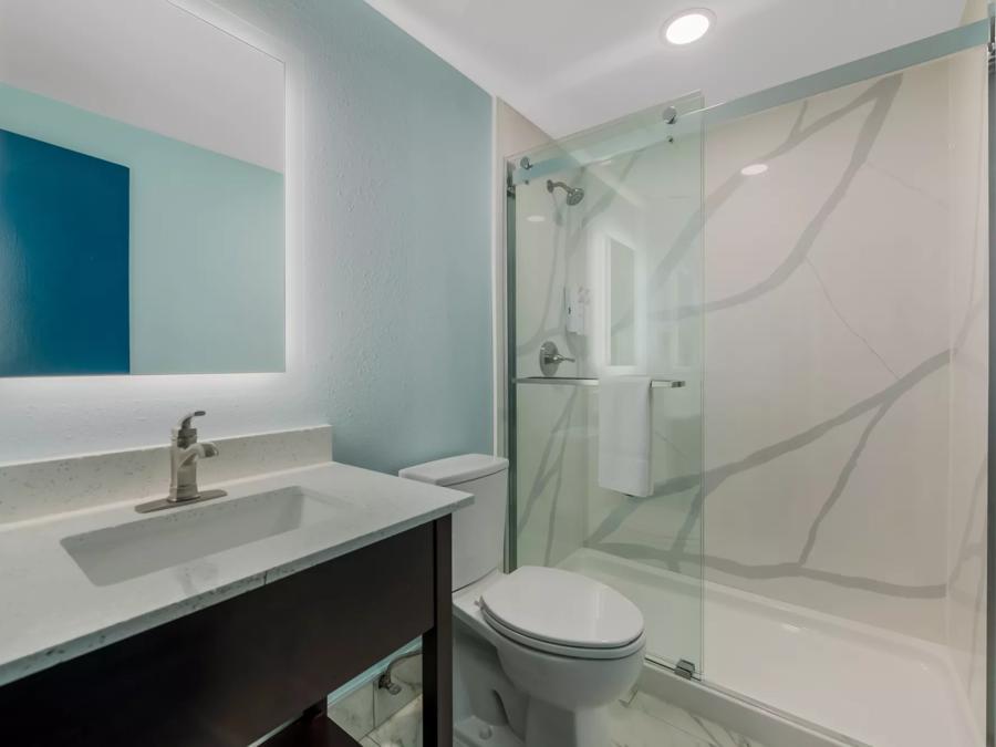 Red Roof PLUS+ & Suites Virginia Beach – Seaside Premium 2 Full Beds with Partial Ocean View Smoke Free Bathroom Image