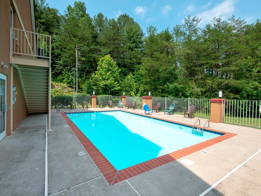 Red Roof Inn & Suites Corbin Outdoor Swimming Pool Image