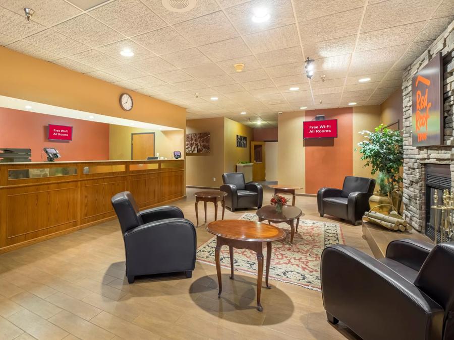 Red Roof Inn Fulton Front Desk and Lobby Sitting Area Image Details