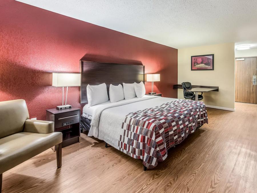 Red Roof Inn Wapakoneta Superior King Room Image