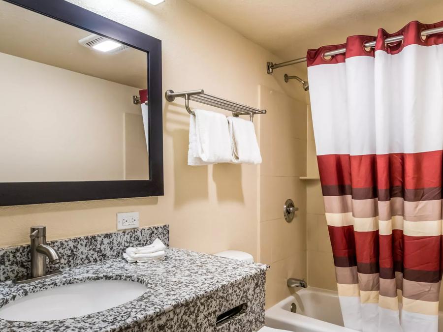 Red Roof Inn Chicago - Alsip Superior King Room Non-Smoking Bathroom Image